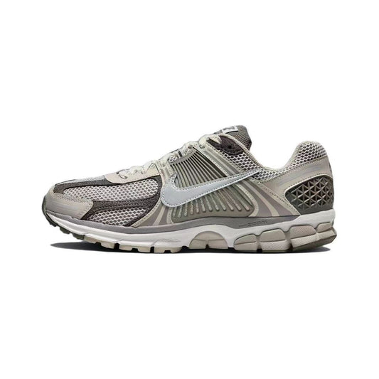 NIKE Zoom Vomero 5