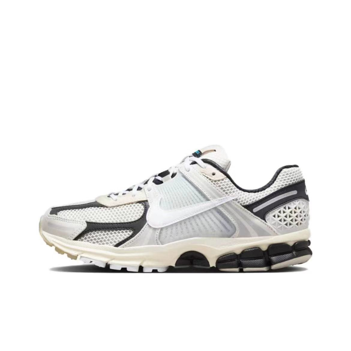 NIKE Zoom Vomero 5