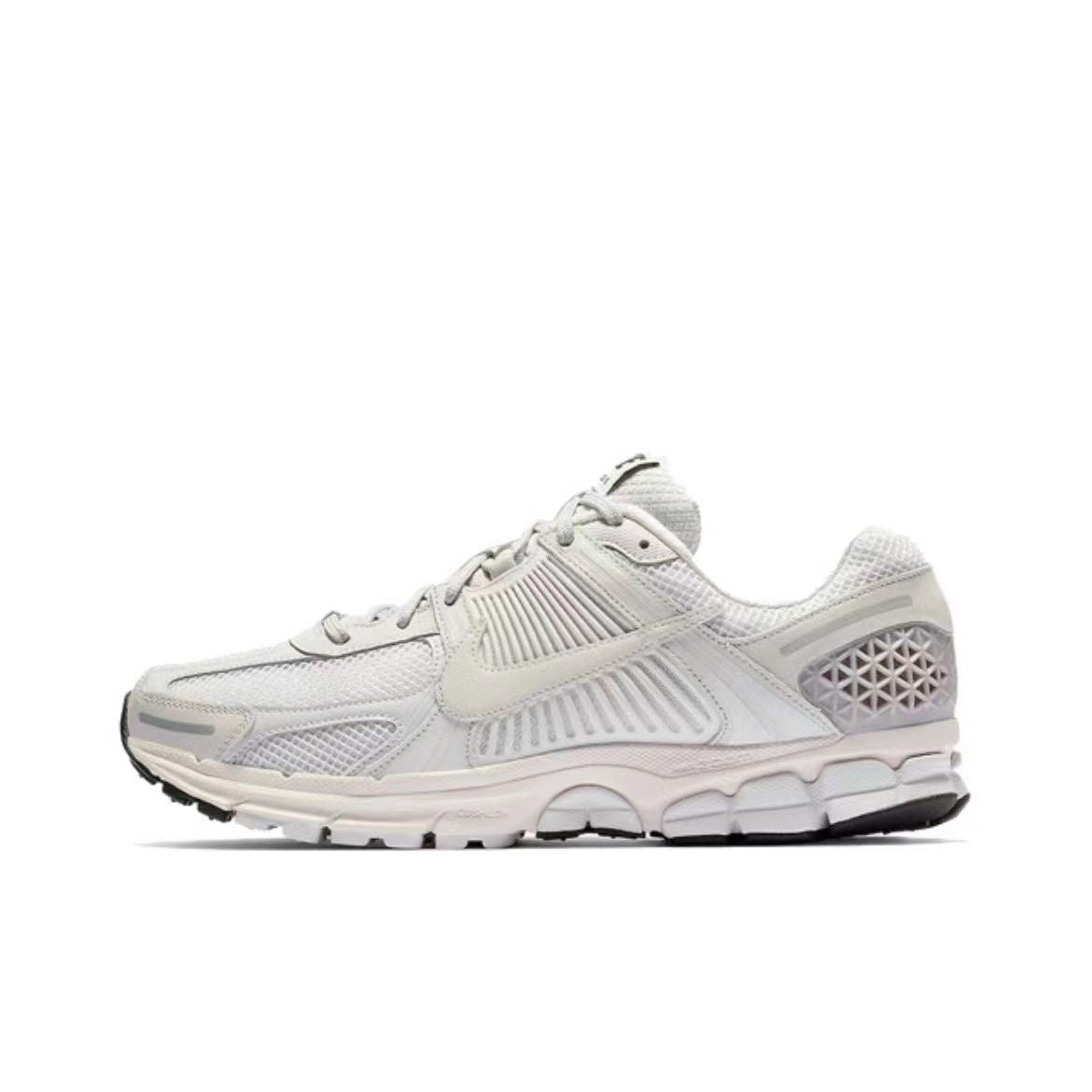 NIKE Zoom Vomero 5