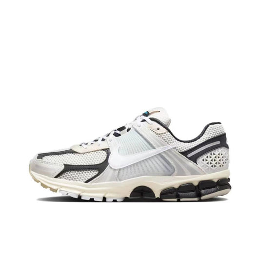 NIKE Zoom Vomero 5